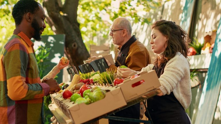 Happy,Customers,Visiting,Farmers,Market,Stand,With,Sellers,,Looking,To